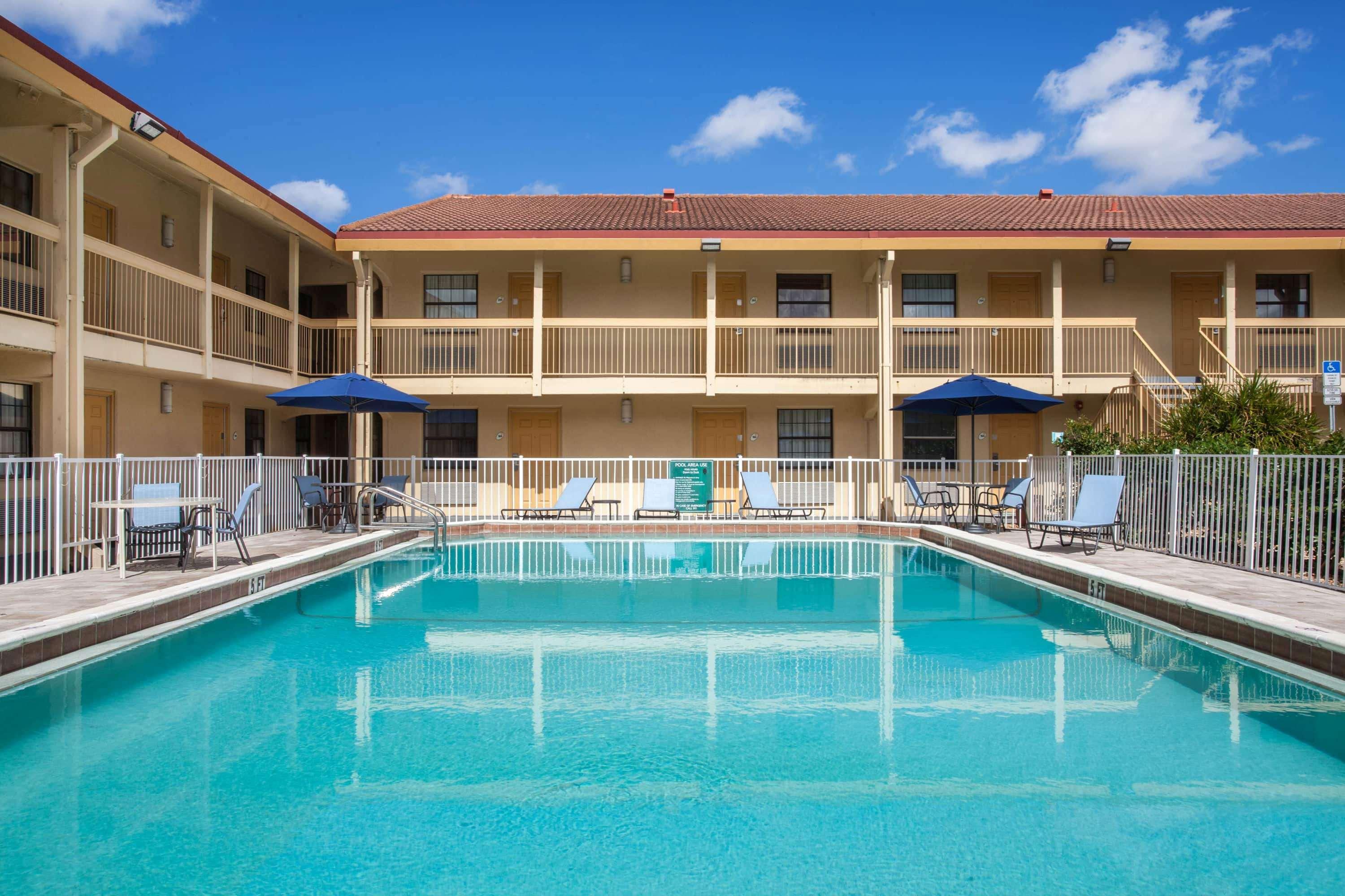 Baymont By Wyndham Fort Myers Central Экстерьер фото